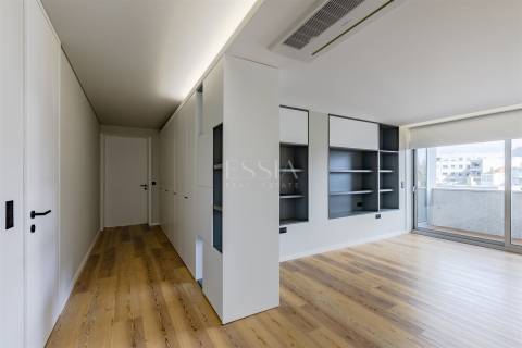 Apartamento T3 com Varanda e Vista Rio em Lordelo