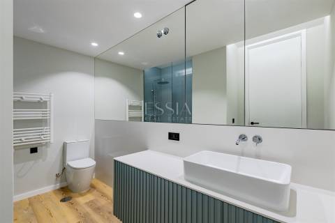 Apartamento T3 com Varanda e Vista Rio em Lordelo