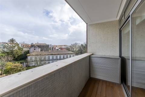Apartamento T3 com Varanda e Vista Rio em Lordelo