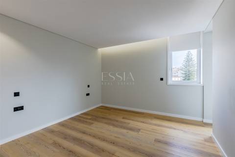 Apartamento T3 com Varanda e Vista Rio em Lordelo