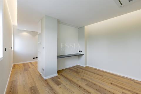 Apartamento T3 com Varanda e Vista Rio em Lordelo