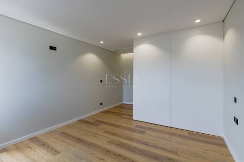 Apartamento T3 com Varanda e Vista Rio em Lordelo