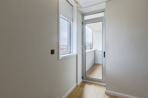 Apartamento T3 com Varanda e Vista Rio em Lordelo
