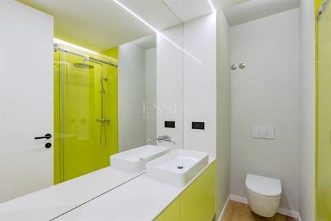 Apartamento T3 com Varanda e Vista Rio em Lordelo