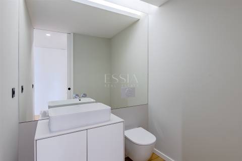 Apartamento T3 com Varanda e Vista Rio em Lordelo