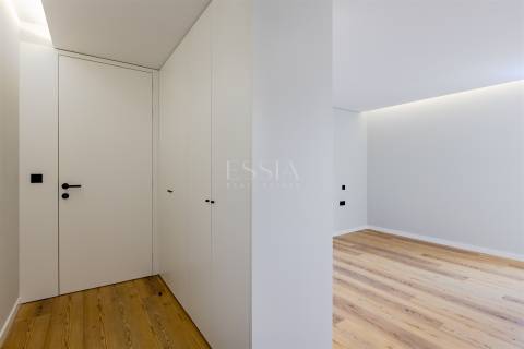 Apartamento T3 com Varanda e Vista Rio em Lordelo