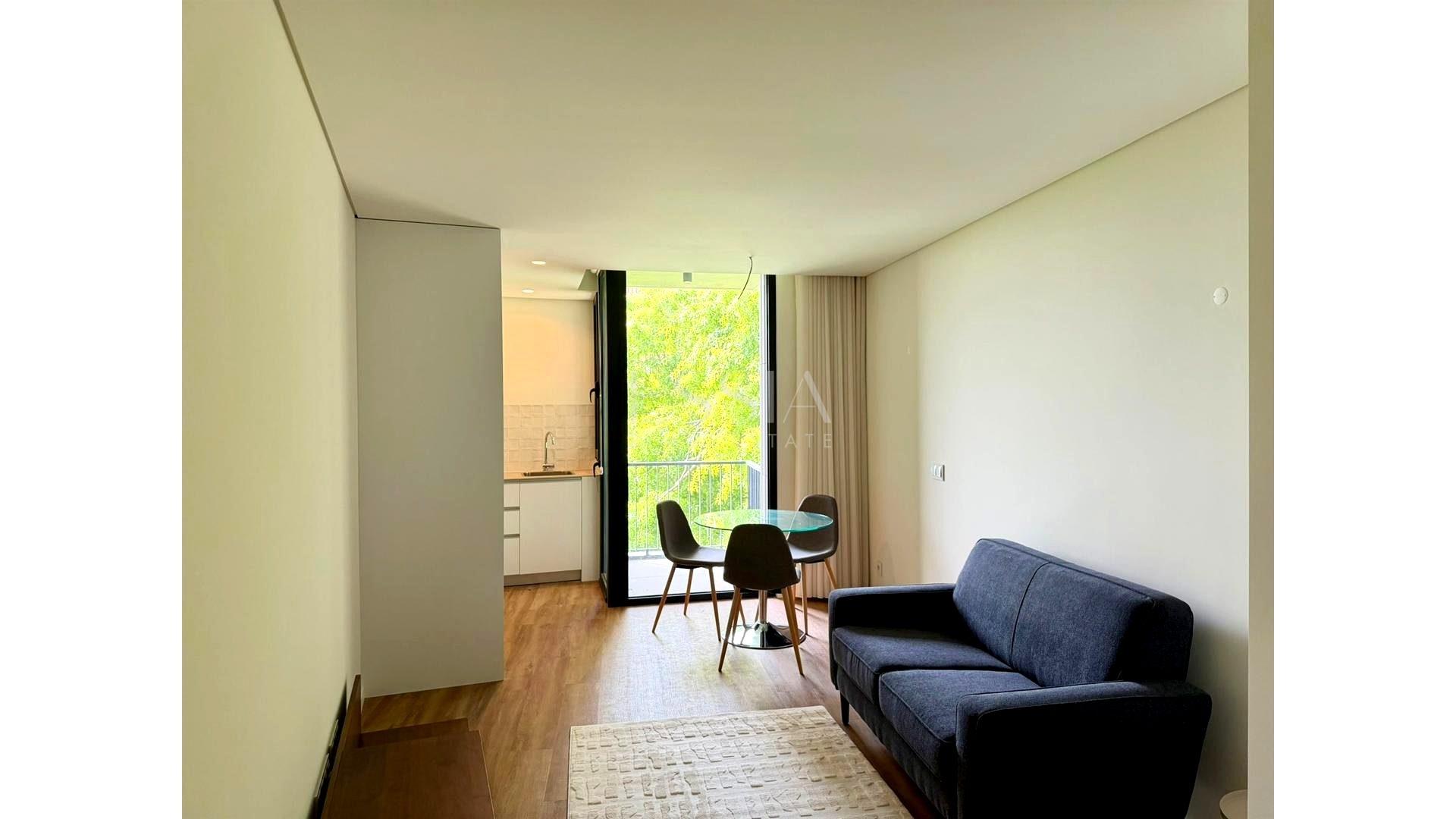 Apartamento T1 Varandas e Garagem para Arrendar no Campo Alegre