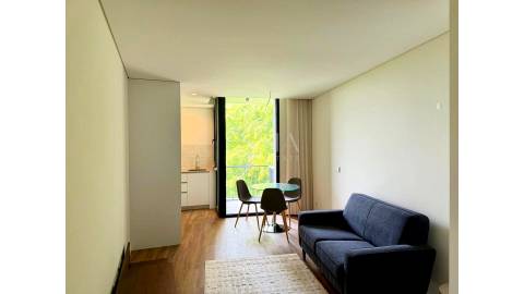 Apartamento T1 Varandas e Garagem para Arrendar no Campo Alegre