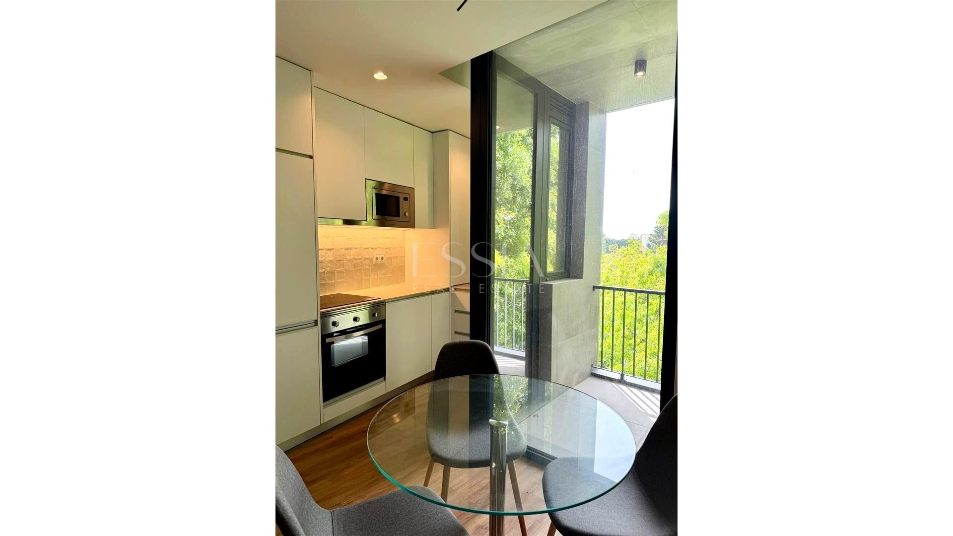 Apartamento T1 Varandas e Garagem para Arrendar no Campo Alegre