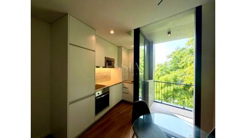 Apartamento T1 Varandas e Garagem para Arrendar no Campo Alegre