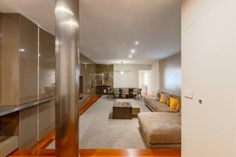 T3 Triplex na Foz do Douro com Piscina e Garagem