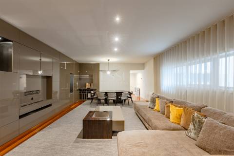 T3 Triplex na Foz do Douro com Piscina e Garagem
