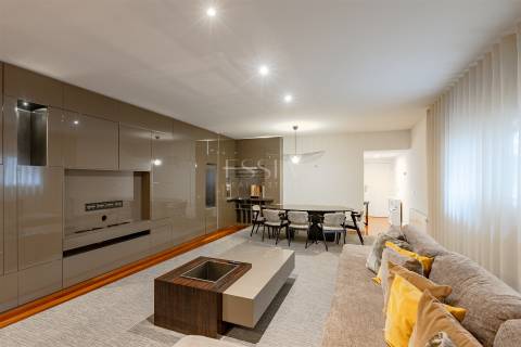 T3 Triplex na Foz do Douro com Piscina e Garagem