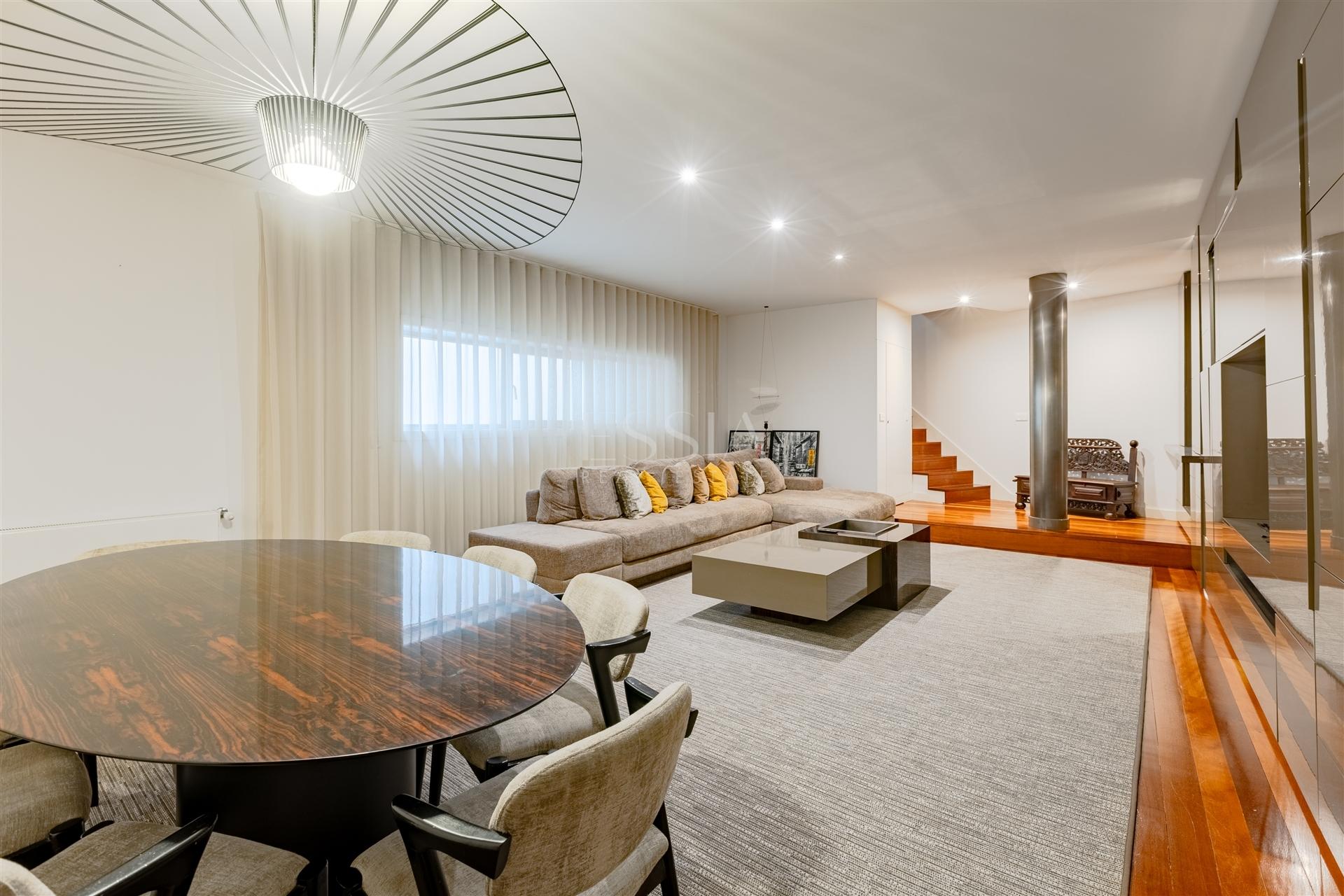 T3 Triplex na Foz do Douro com Piscina e Garagem