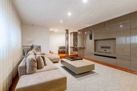 T3 Triplex na Foz do Douro com Piscina e Garagem