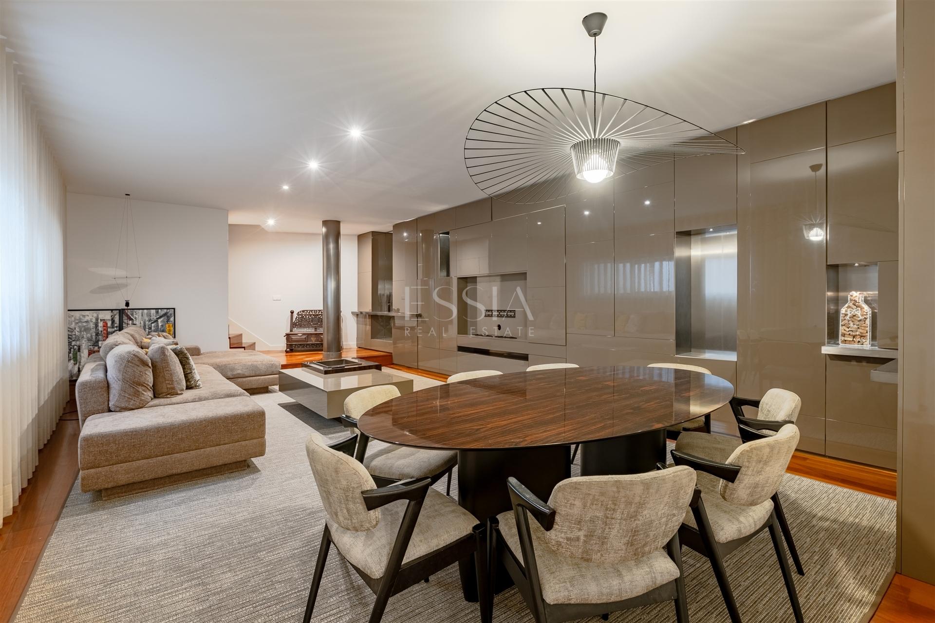 T3 Triplex na Foz do Douro com Piscina e Garagem