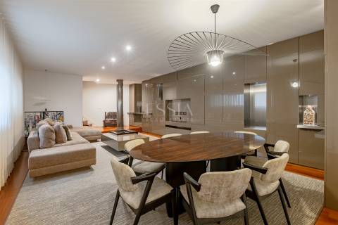 T3 Triplex na Foz do Douro com Piscina e Garagem