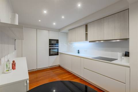 T3 Triplex na Foz do Douro com Piscina e Garagem