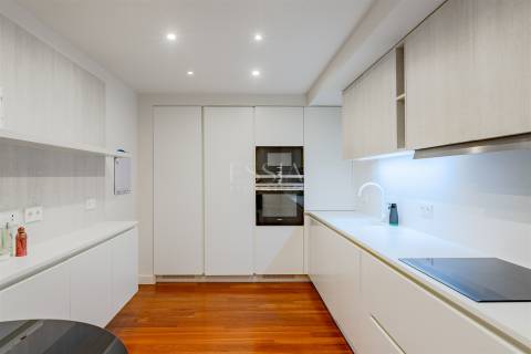T3 Triplex na Foz do Douro com Piscina e Garagem