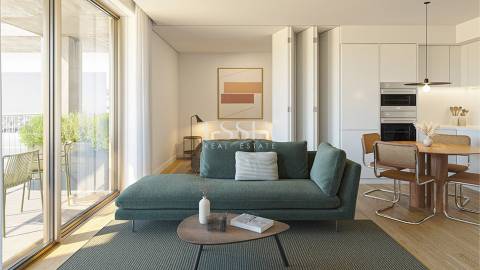 Apartamento T2 com Varanda e Terraço no Fernão Magalhães 127