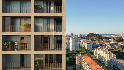 Apartamento T2 com Varanda e Terraço no Fernão Magalhães 127
