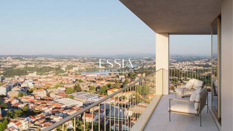 Apartamento T2 com Varanda e Terraço no Fernão Magalhães 127