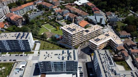 Loja Nova com 188 m2 inserida no empreendimento Senhora do Porto Residence, Porto