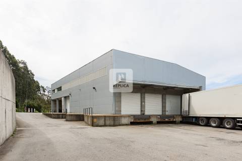 Armazém com Escritórios em para Arrendamento em Vila Nova de Gaia