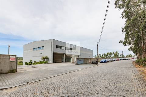 Armazém com Escritórios em para Arrendamento em Vila Nova de Gaia