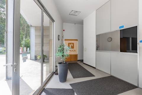 Armazém com Escritórios em para Arrendamento em Vila Nova de Gaia