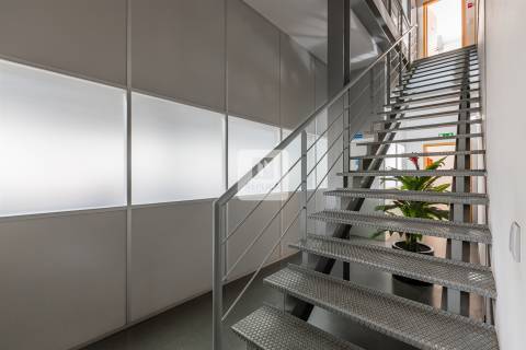 Armazém com Escritórios em para Arrendamento em Vila Nova de Gaia