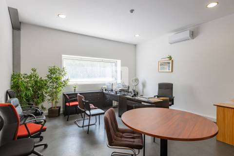 Armazém com Escritórios em para Arrendamento em Vila Nova de Gaia