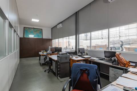 Armazém com Escritórios em para Arrendamento em Vila Nova de Gaia