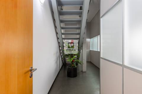 Armazém com Escritórios em para Arrendamento em Vila Nova de Gaia