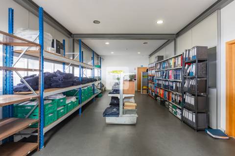 Armazém com Escritórios em para Arrendamento em Vila Nova de Gaia