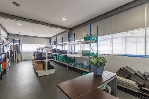 Armazém com Escritórios em para Arrendamento em Vila Nova de Gaia