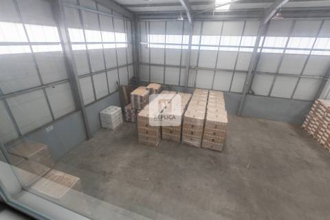 Armazém com Escritórios em para Arrendamento em Vila Nova de Gaia