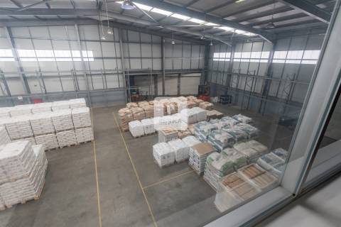 Armazém com Escritórios em para Arrendamento em Vila Nova de Gaia