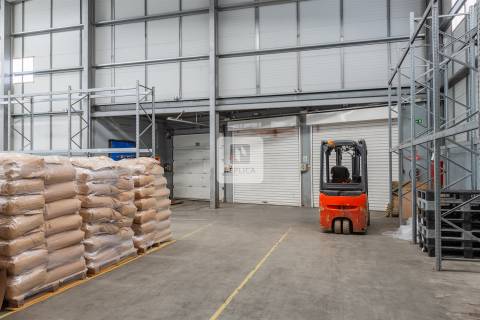 Armazém com Escritórios em para Arrendamento em Vila Nova de Gaia