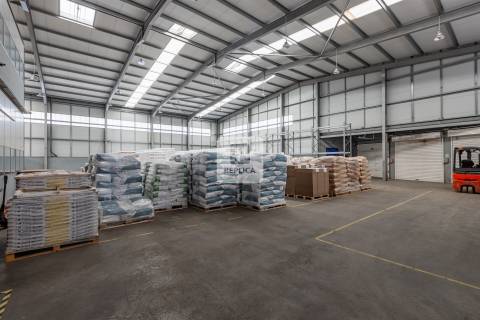 Armazém com Escritórios em para Arrendamento em Vila Nova de Gaia