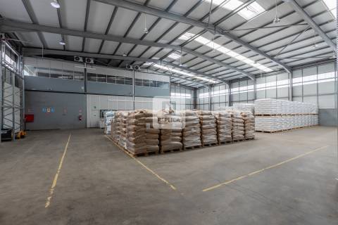 Armazém com Escritórios em para Arrendamento em Vila Nova de Gaia