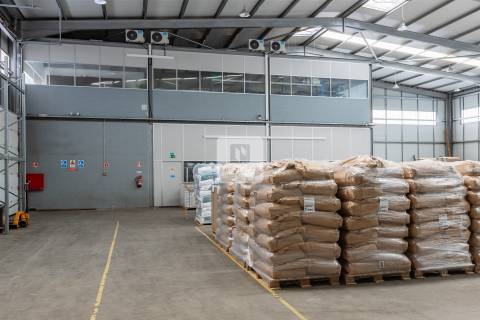 Armazém com Escritórios em para Arrendamento em Vila Nova de Gaia