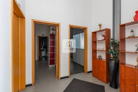 Armazém com Escritórios em para Arrendamento em Vila Nova de Gaia