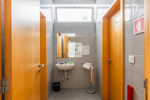 Armazém com Escritórios em para Arrendamento em Vila Nova de Gaia