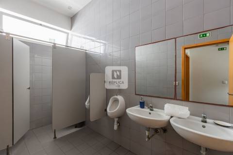Armazém com Escritórios em para Arrendamento em Vila Nova de Gaia