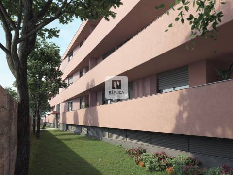 Apartamento T2 com Varanda e Garagem em Ramalde/Porto