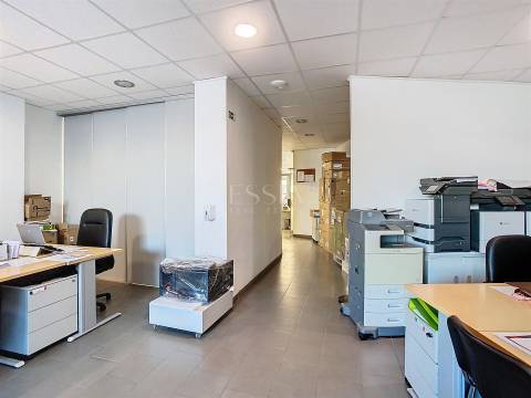 Espaço de escritório/loja para venda -  Casa da Música e Avenida da Boavista