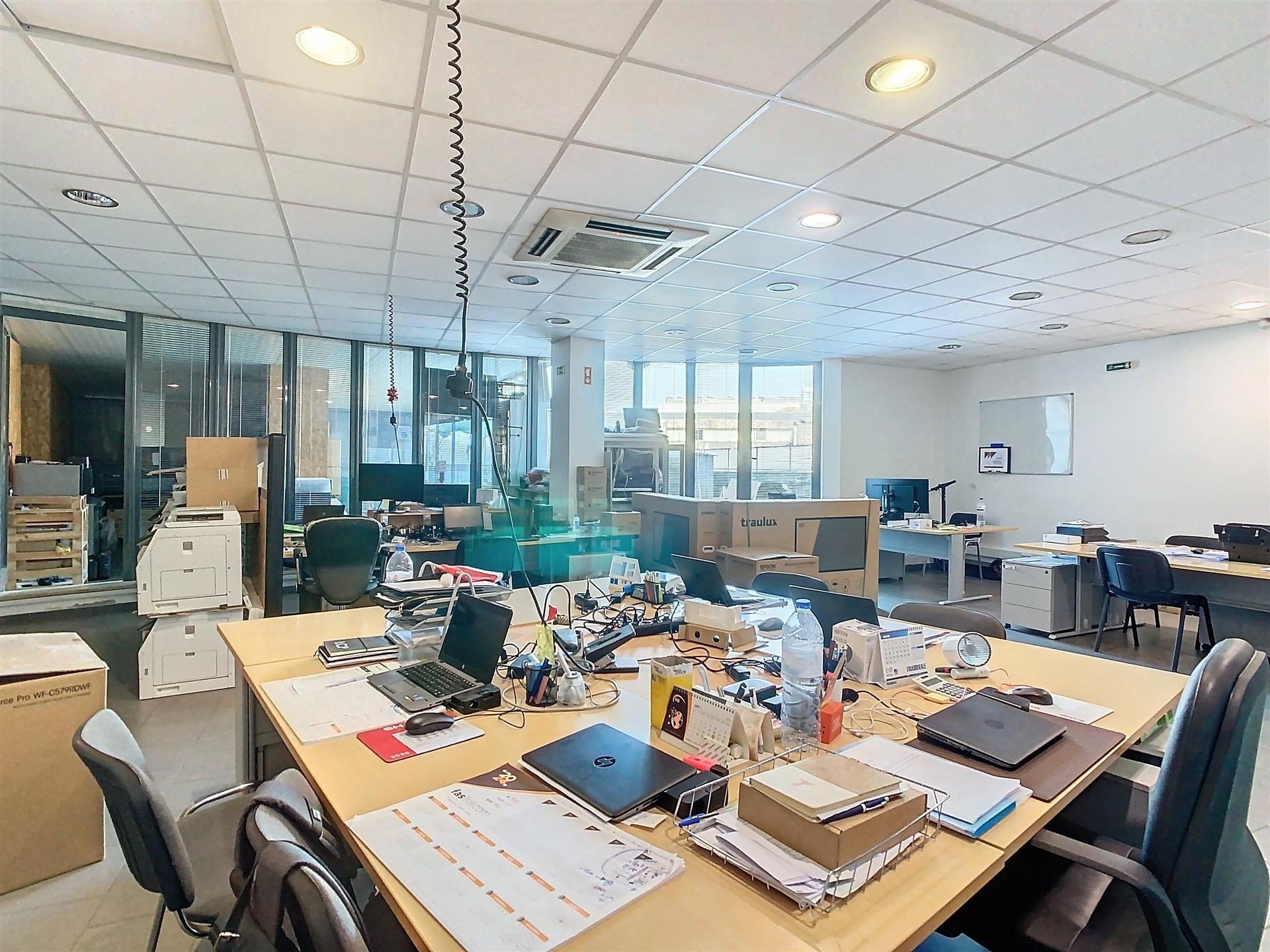 Espaço de escritório/loja para venda -  Casa da Música e Avenida da Boavista