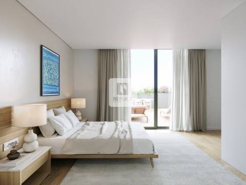 Moradia T4 Triplex com terraço, jardim e piscina no centro de Matosinhos Sul