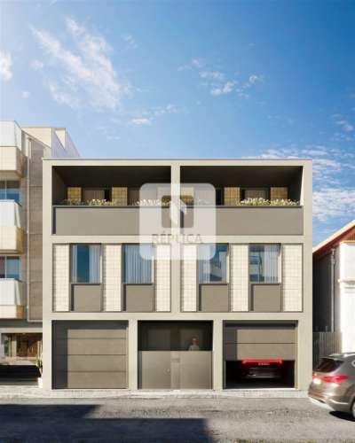 Moradia T4 Triplex com terraço, jardim e piscina no centro de Matosinhos Sul